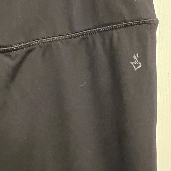 Torrid Size 2 NWOT Color blocked Black and Green Activewear Capri Leggings - Picture 3 of 9